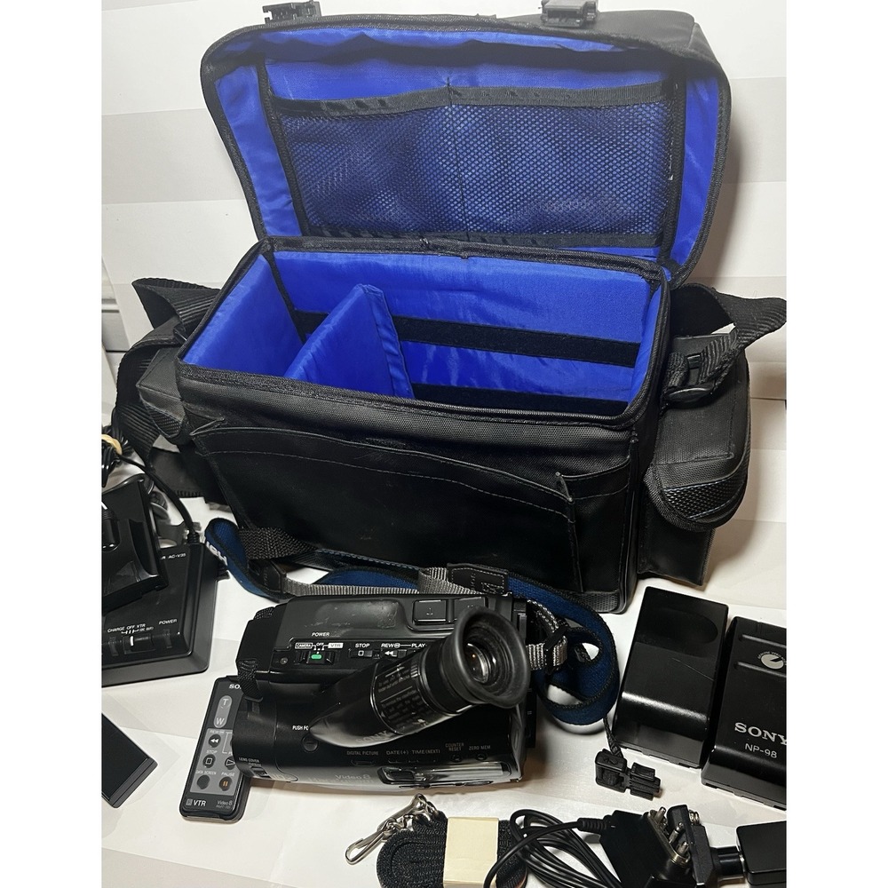 Sony Handycam CCD-TR71 Video 8 Camcorder Camera w Bag FOR PARTS OR REPAIR ONLY - Picture 2 of 14